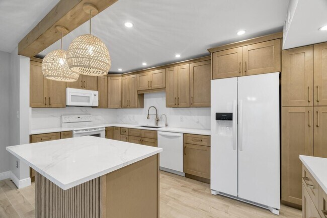 Building Photo - 1575 SW Silver Pine Way