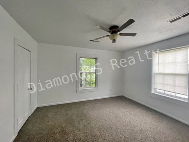Building Photo - 3 Bedroom Home Available Early June!