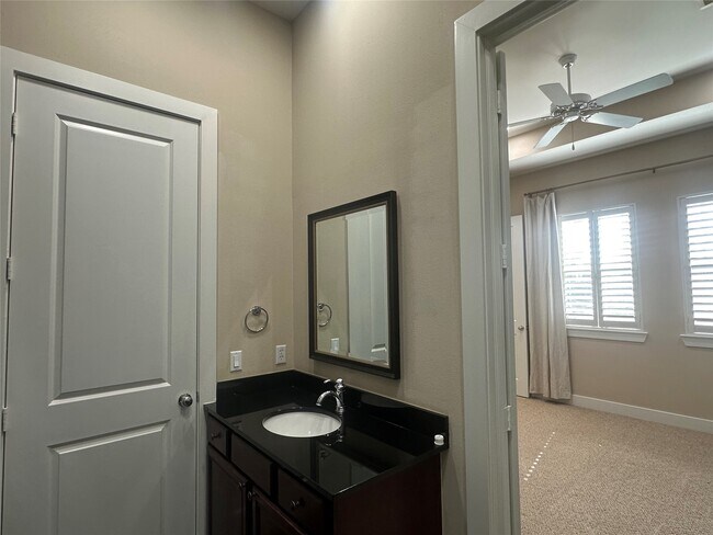 Building Photo - 1715 W 24th St