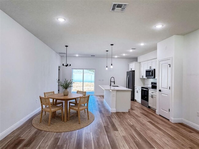 Building Photo - 8419 N Saxon Way
