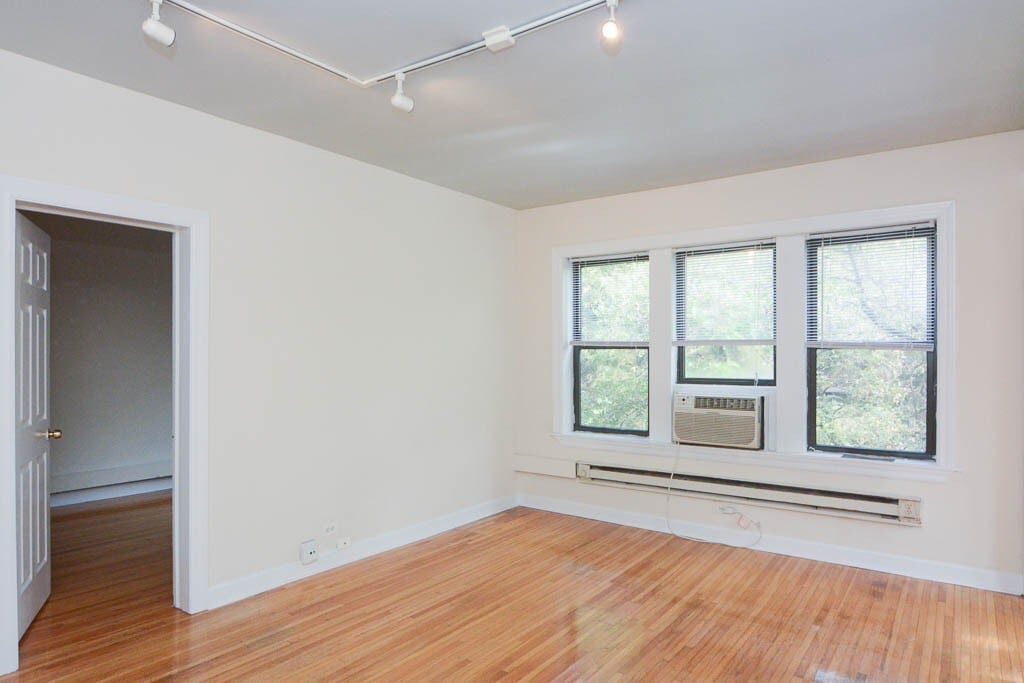 Building Photo - 3733 N Pine Grove Ave