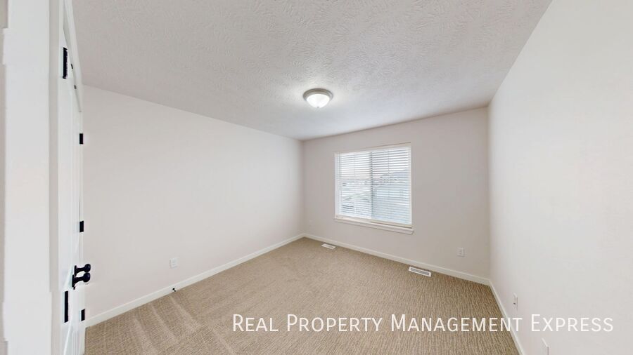 Building Photo - Modern 1 Bedroom Townhome with 1.5 Baths