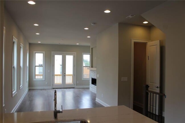 Building Photo - 4761 Roswell Rd