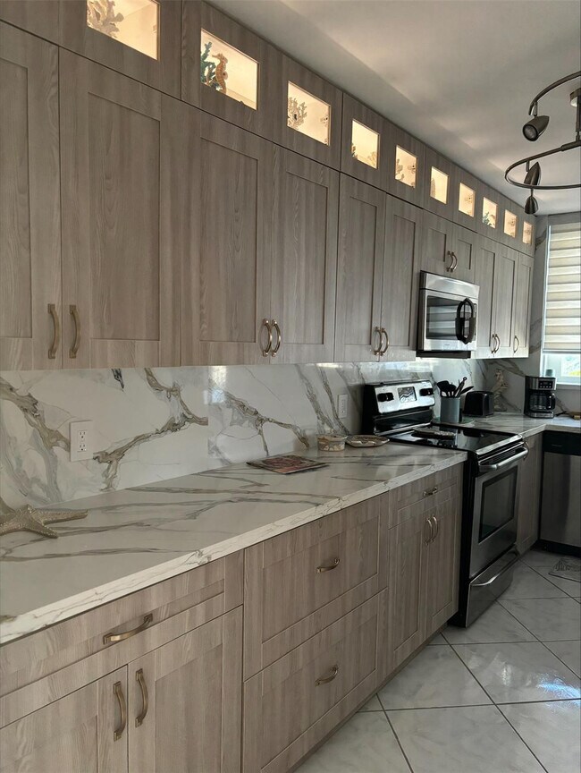 Building Photo - 1370 S Ocean Blvd