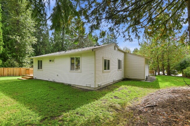 Building Photo - **FULLY REMODELED SAMMAMISH HOME WITH HUGE FENCED YARD!** AVAILABLE NOW FOR RENT!!!