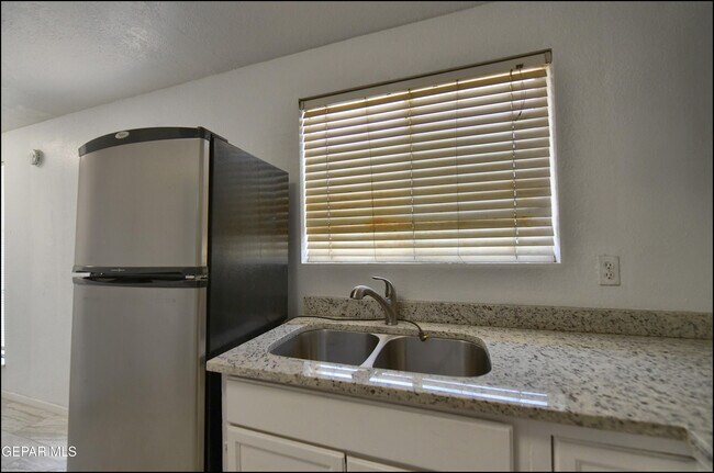 Building Photo - 8400 Parkland Dr
