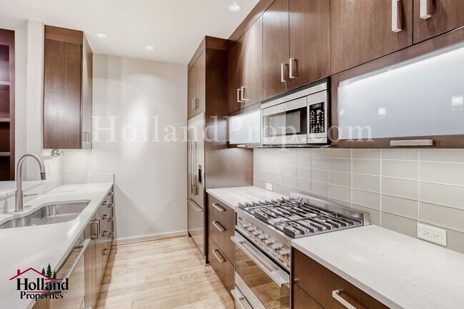 Building Photo - New Rent Price: $2,150 +$250 Off First 2 Full Months - Better Than New Light-Filled Townhome in H...