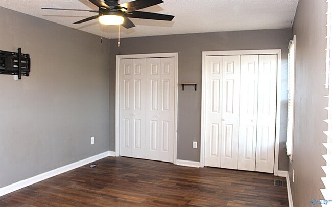 Building Photo - 101 Cresent Circle