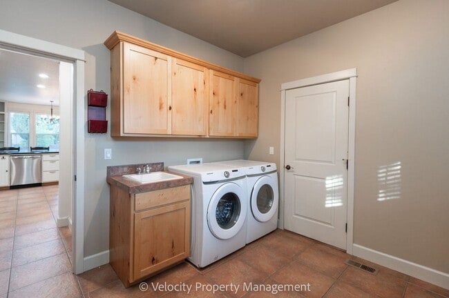 Building Photo - Beautiful NW Bend Home!