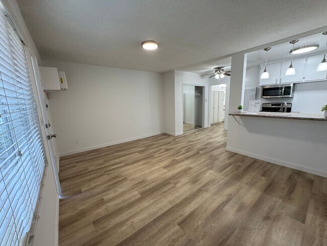 Interior Photo - 14220 Burbank Blvd
