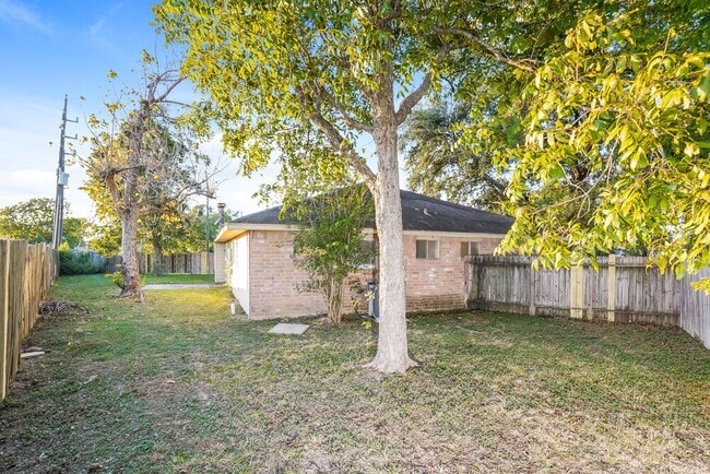 Building Photo - 7202 Skylight Ln