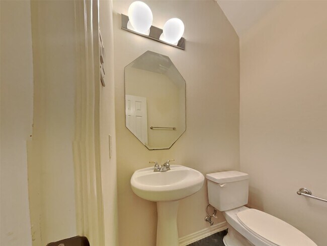 Building Photo - 3009 Fallbrook Ct