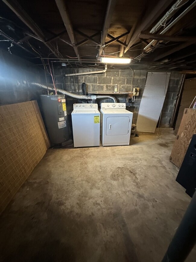 Building Photo - 2 bedroom 1 bathroom in Carlisle with In-ground Pool!