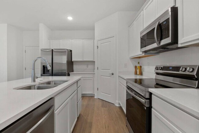 Building Photo - Modern 3-Bedroom Townhome with 2-Car Garage at Chapman Trace!