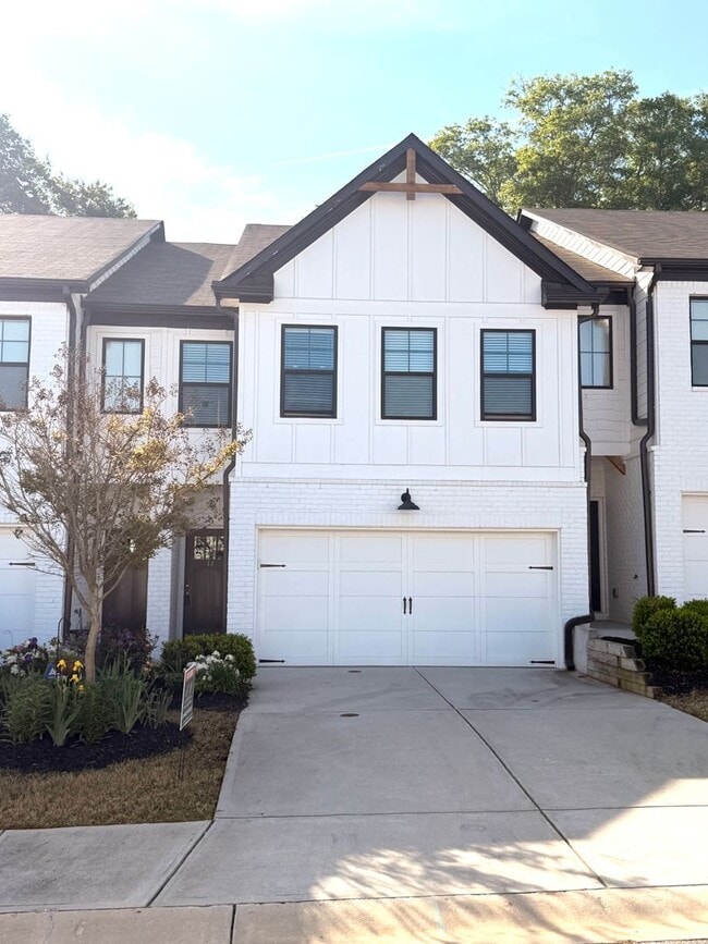 Building Photo - Unwind in Winder, with a Beautiful 3 Bed 2.5 Bath Townhome!