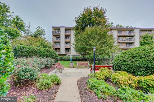 Building Photo - 7400 Lakeview Dr