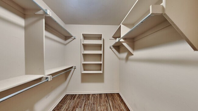Building Photo - Luxury 4 Bedroom 2 Bathroom Home in Deer C...
