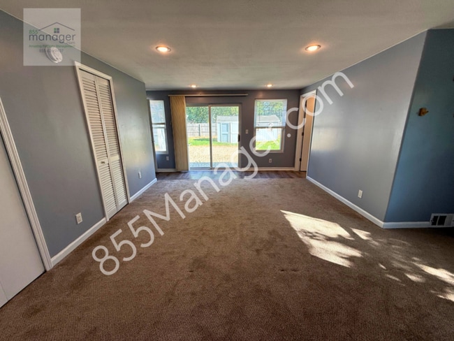 Building Photo - Updated 4-Bedroom with Primary Suite & Fen...
