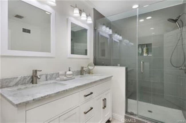 Building Photo - 22335 Kittridge St