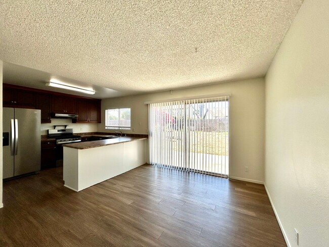 Building Photo - 5 Bed, 2 Bath in Otay Mesa!
