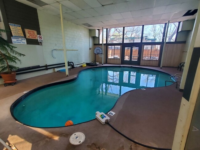 Building Photo - Large and Spacious One Bedroom Available i...