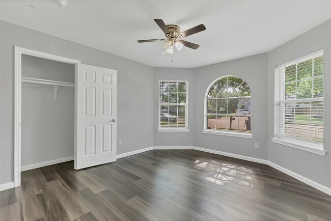 Building Photo - 6923 Creek Village Dr