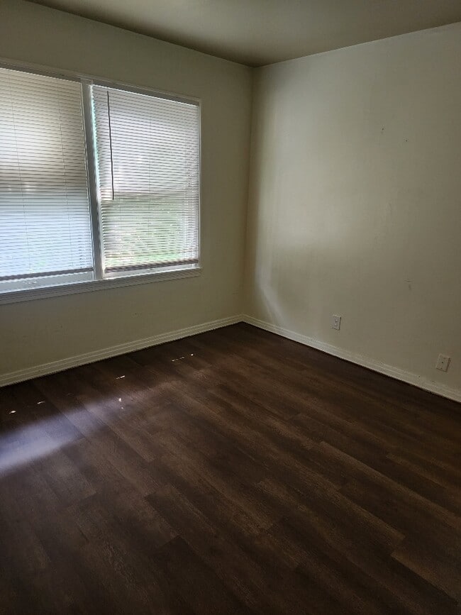 Building Photo - 1701 E Oak Ave