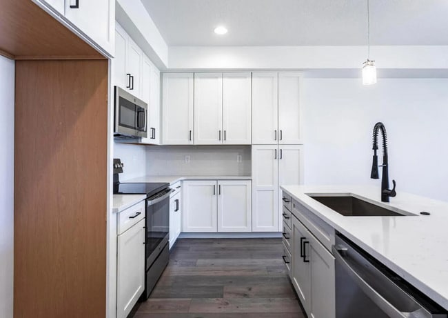 Building Photo - Stunning 3 Bedroom in Beautiful Desert Color Community