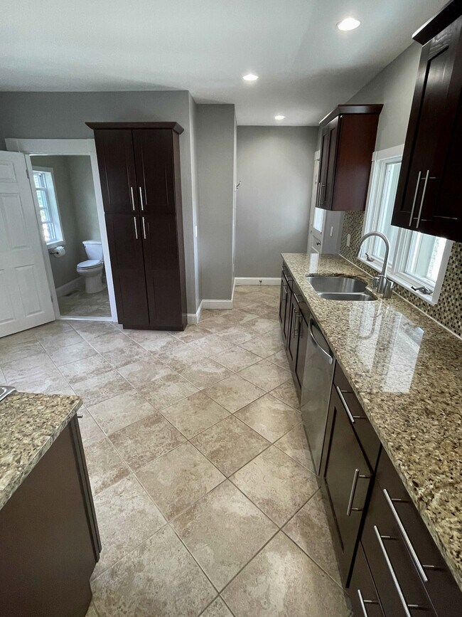 Building Photo - 15 Charles Street Ave