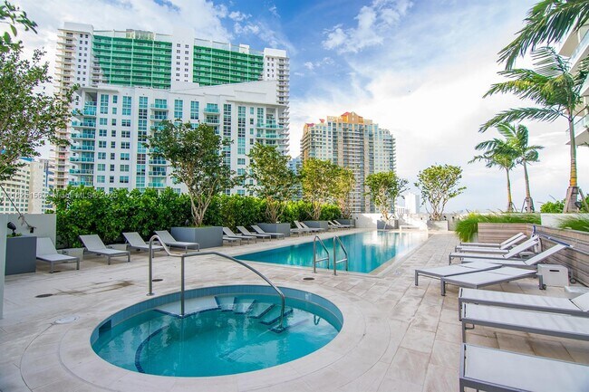 Building Photo - 1300 Brickell Bay Dr