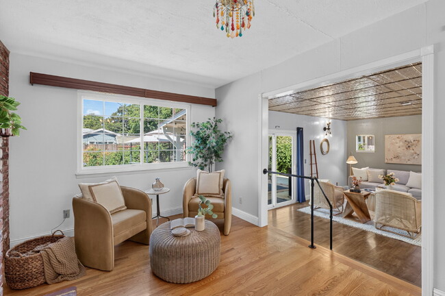 Building Photo - Spacious 4-Bed Oasis with 2 Full Baths