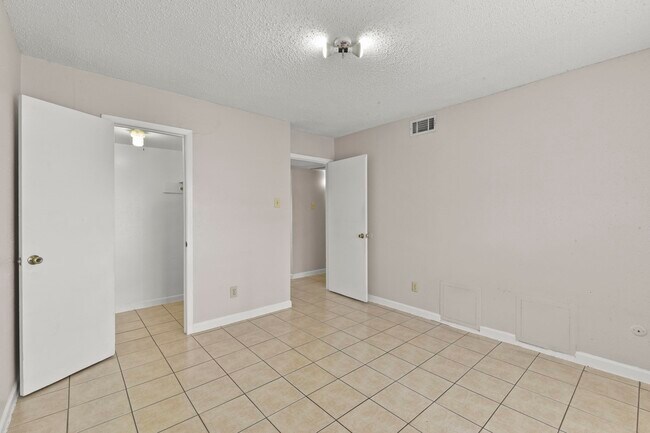 Building Photo - 1950 Spenwick Dr