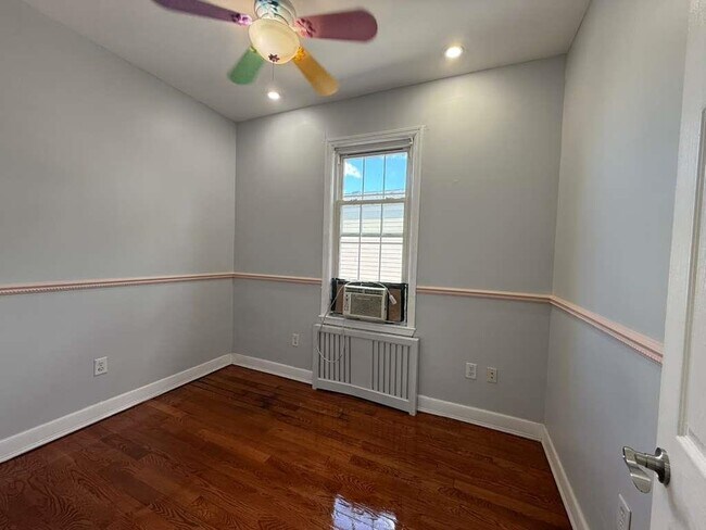 Building Photo - 18 W 49th St