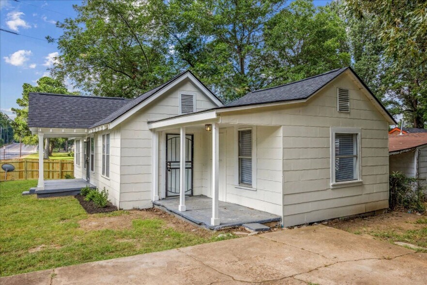 Building Photo - Full Renovation!