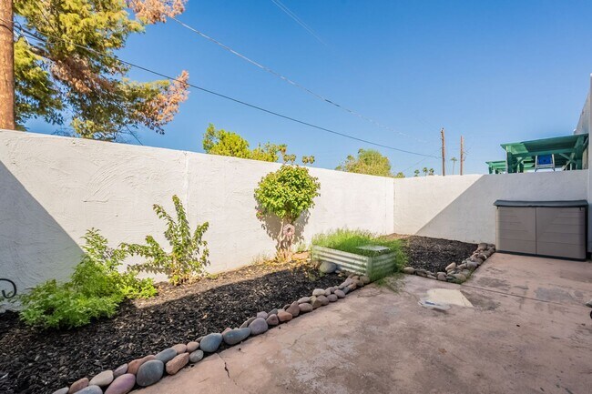 Building Photo - Less than 2 miles from Old Town Scottsdale!