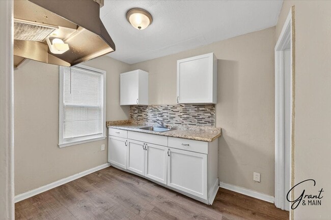 Building Photo - $1300 3 bedroom bungalow