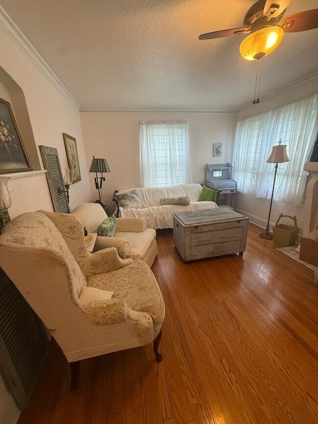 Building Photo - Fully Furnished Short Term Rental Home