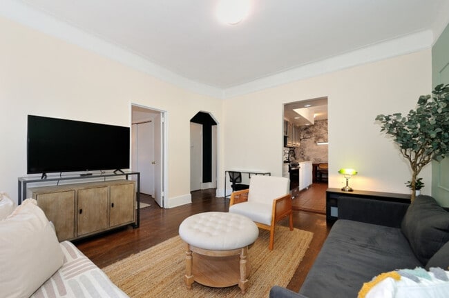 Building Photo - 400 W 47th St