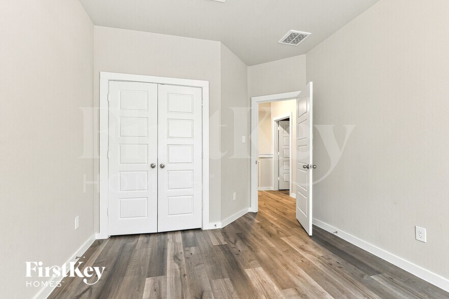 Building Photo - 313 N Centro Cir