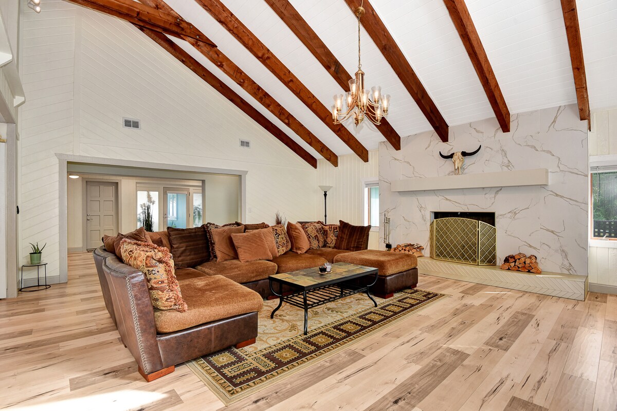 Building Photo - 213 Riverbend Rd