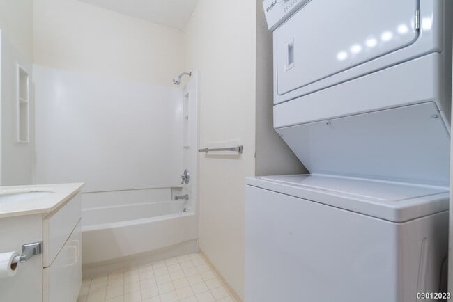 Building Photo - Palm Court, $2645, 2br/2ba Townhouse w/2 p...