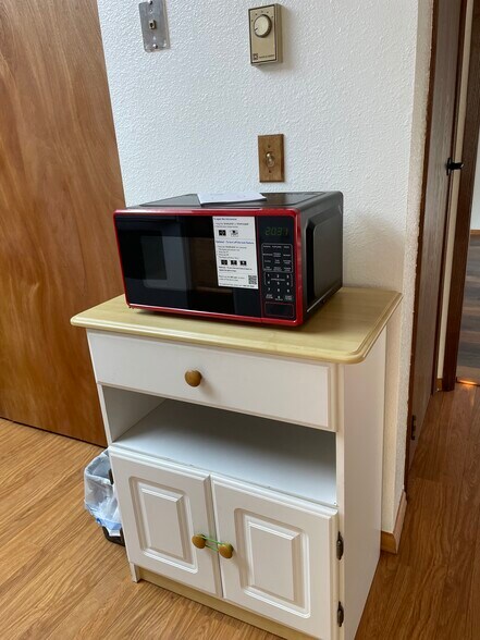 Brand new microwave oven - 240 W Kyle Dr
