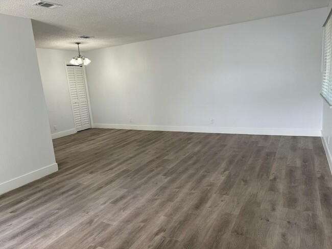 Building Photo - MOVE IN SPECIAL! New Floors and Stainless ...