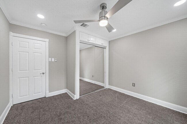 Building Photo - 7647 Greendowns St