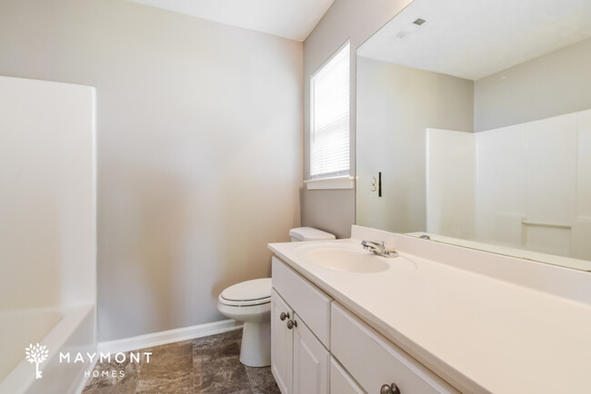 Building Photo - Bright 3 Bedroom Home