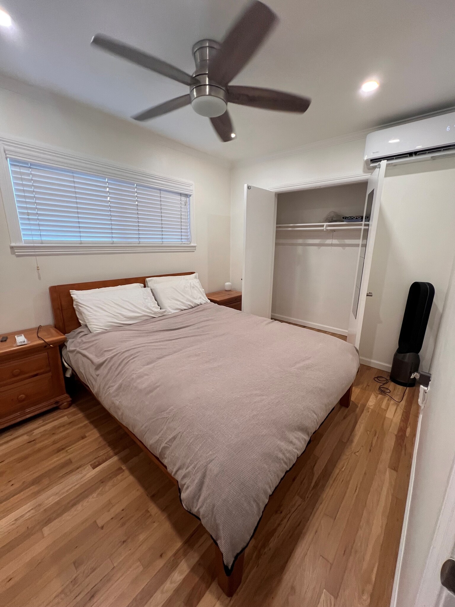 Bedroom layout with closet - 12713 Venice Blvd