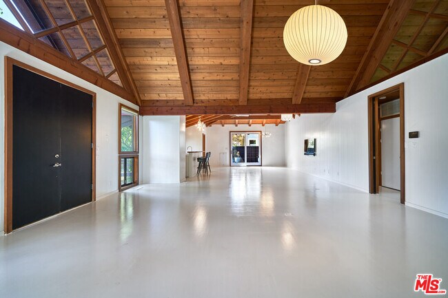 Building Photo - 201 S Larchmont Blvd