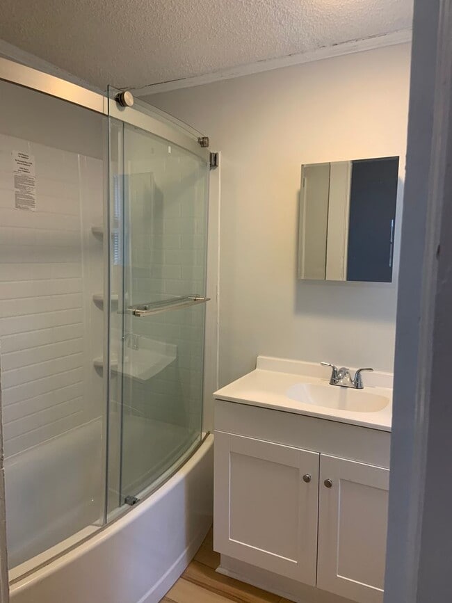 Building Photo - Renovated 3 Bedroom