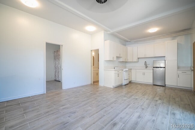 Building Photo - West Side Paradise – Downstairs 1-Bedroom,...