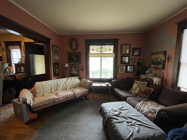 Building Photo - 4 Bed Home in Hidden OASIS!